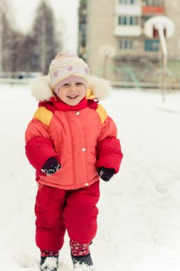 Kırmızı ceketli güzel bebek