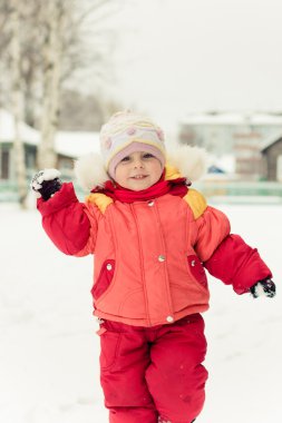 Kırmızı ceketli güzel bebek