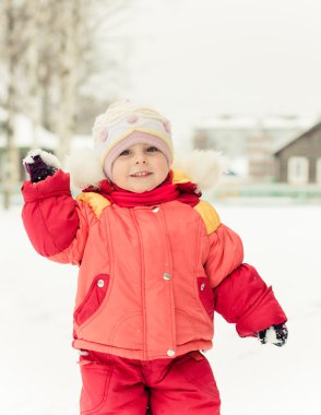 Kırmızı ceketli güzel bebek