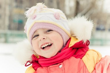 Kırmızı ceketli güzel bebek