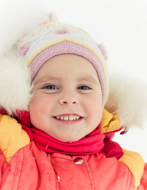 Kırmızı ceketli güzel bebek