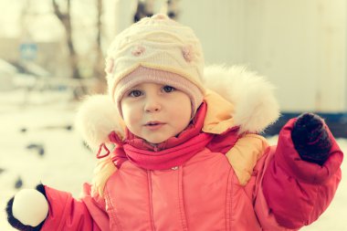 küçük çocuk yürüyor