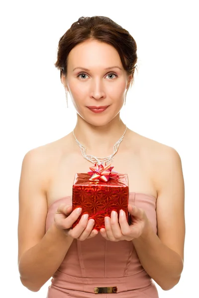 Schöne Frau mit einem Geschenk in der Hand — Stockfoto