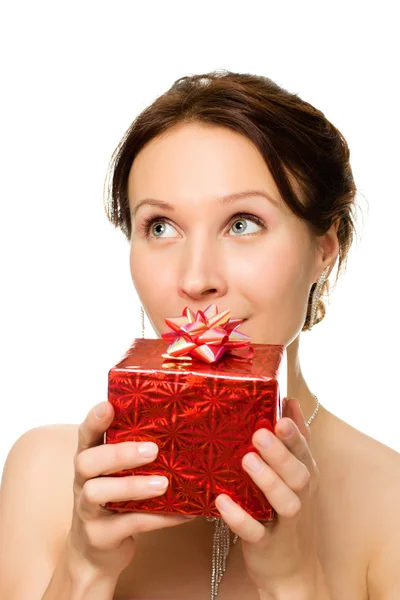 Vacker kvinna med en gåva i händer leta upp — Stockfoto
