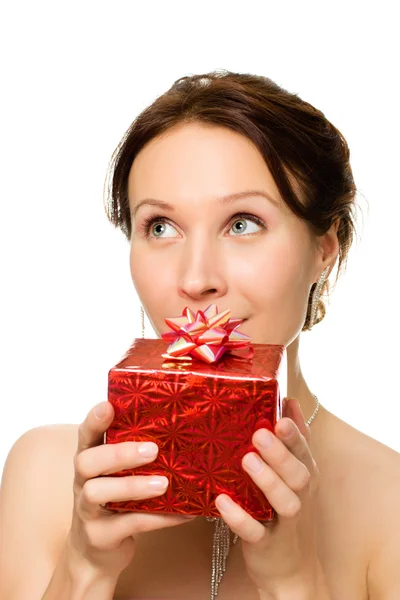 Schöne Frau mit einem Geschenk in den Händen, das nach oben schaut — Stockfoto