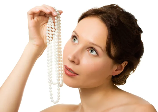 真珠ビーズと美しい女性 — ストック写真