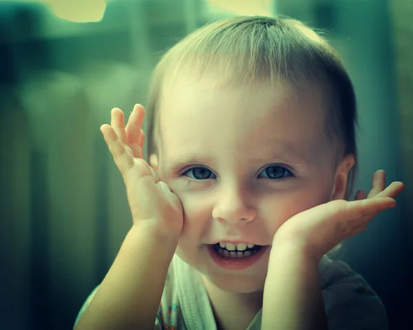 Kid spelar blinda öga handtag. — Stockfoto