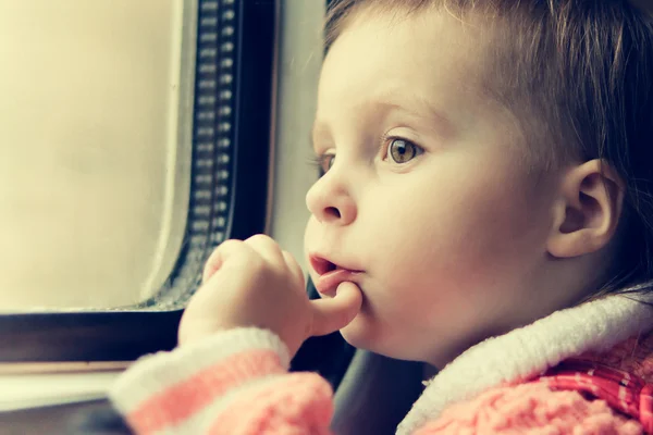 Ragazzo ride su un treno — Foto Stock