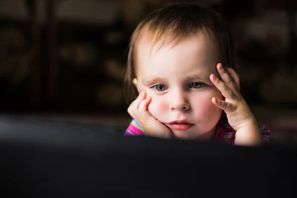 Söta unge med en bärbar dator. — Stockfoto