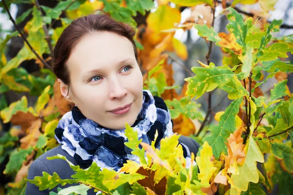 Beautiful woman in the autumn. — Stock Photo, Image