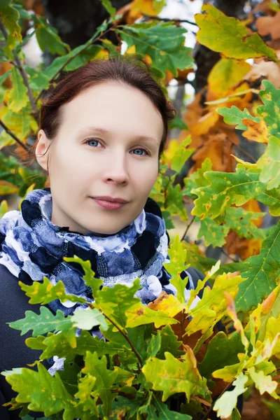 Mooie vrouw in de herfst. — Stockfoto