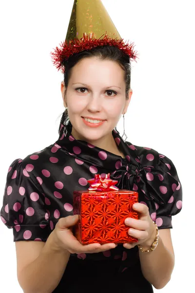 Gelukkig mooie vrouw met een cadeau in rode vak — Stockfoto