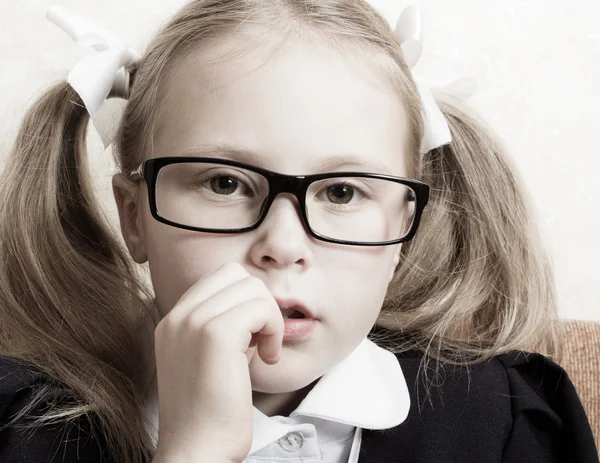 Menina com óculos. — Fotografia de Stock