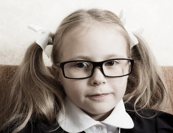 Menina com óculos. — Fotografia de Stock