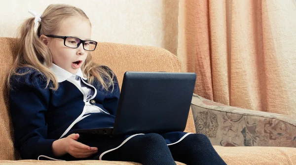 Barn med laptop — Stockfoto