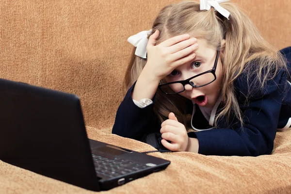 Kind mit Laptop unter Schock. — Stockfoto