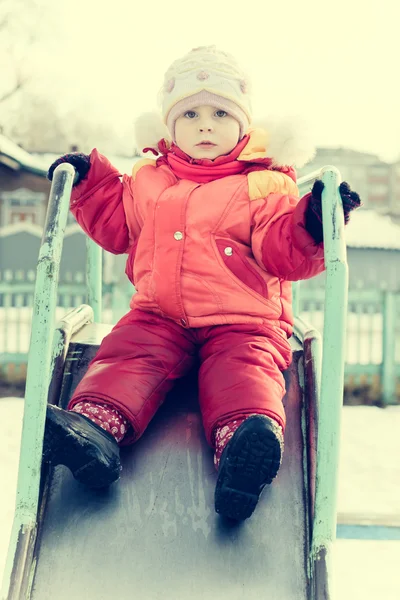 Il bambino piccolo cammina — Foto Stock