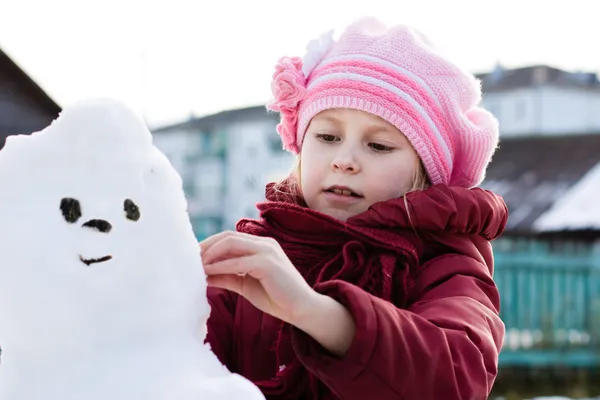 Criança feliz com boneco de neve — Fotografia de Stock