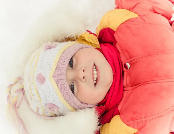 Schönes Baby in roter Jacke — Stockfoto