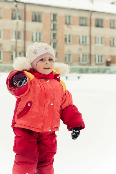 Bellissimo bambino in giacca rossa — Foto Stock