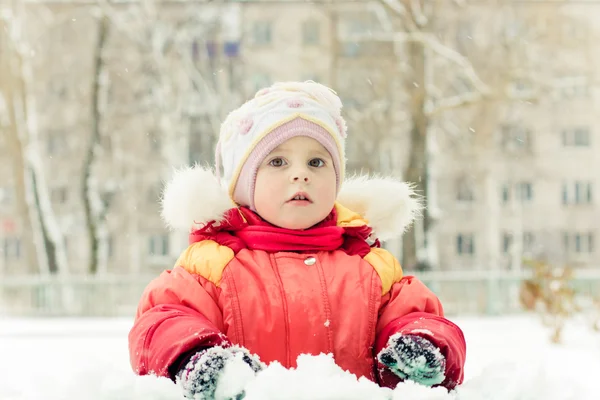 Hermoso bebé en una chaqueta roja — Foto de Stock