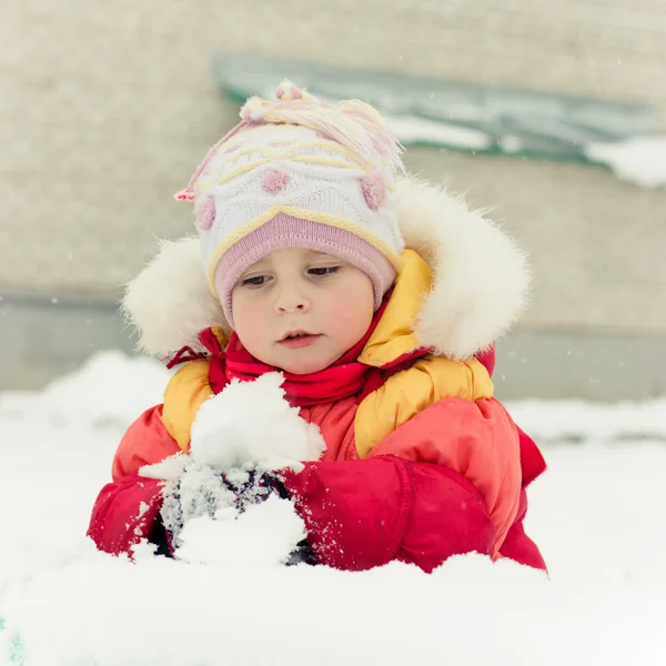 Bellissimo bambino in giacca rossa — Foto Stock