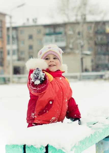 赤いジャケットの美しい赤ちゃん — ストック写真
