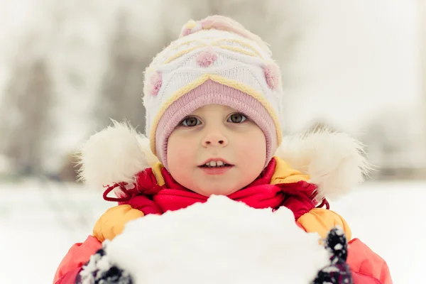 Bellissimo bambino in giacca rossa — Foto Stock