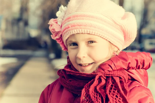 Young girl walking outdoors — Stock Photo, Image