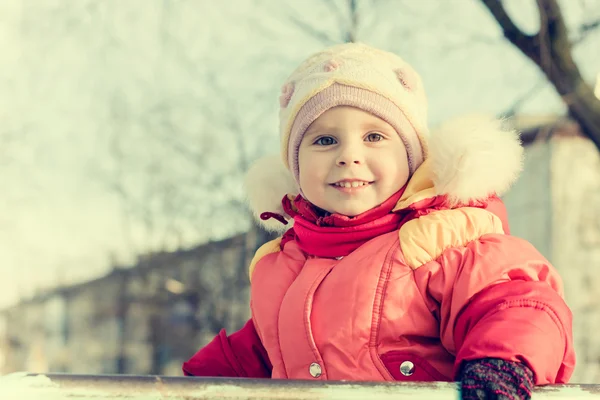 The small child walks — Stock Photo, Image