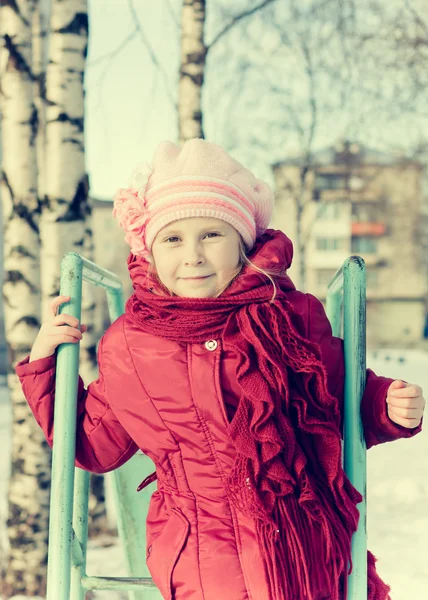 Ung flicka promenader utomhus — Stockfoto