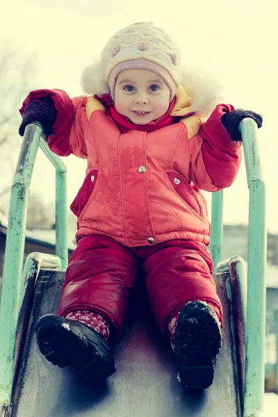 Pequeño niño está montando una montaña rusa — Foto de Stock