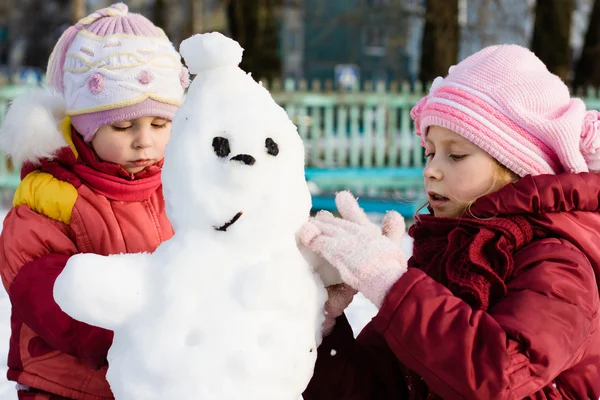 Feliz dois criança com boneco de neve — Fotografia de Stock
