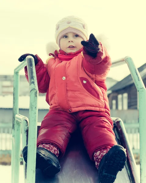 Criança pequena está montando uma montanha-russa — Fotografia de Stock