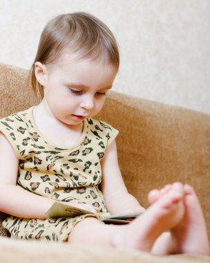 kitap okumak güzel şirin bebek