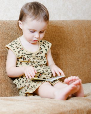 kitap okumak güzel şirin bebek