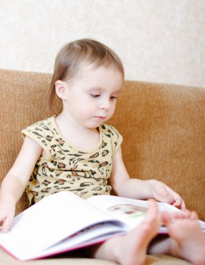 kitap okumak güzel şirin bebek