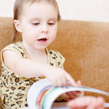 kitap okumak güzel şirin bebek