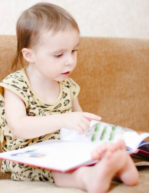 kitap okumak güzel şirin bebek