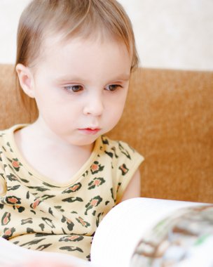 kitap okumak güzel şirin bebek