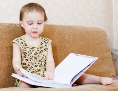 kitap okumak güzel şirin bebek