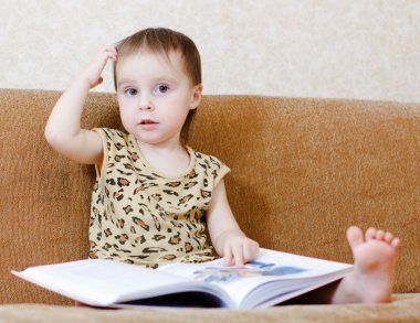 kitap okumak güzel şirin bebek