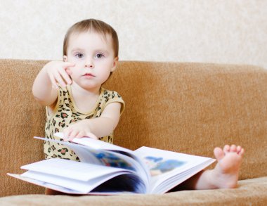 kitap okumak güzel şirin bebek