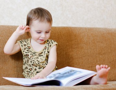 kitap okumak güzel şirin bebek