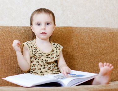 kitap okumak güzel şirin bebek