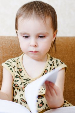 kitap okumak güzel şirin bebek