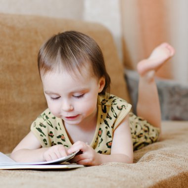 kitap okumak güzel şirin bebek