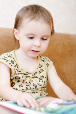 kitap okumak güzel şirin bebek