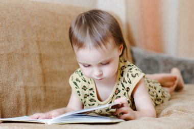 kitap okumak güzel şirin bebek