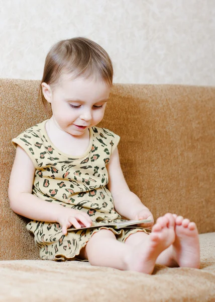 Vacker söt baby läser en bok — Stockfoto